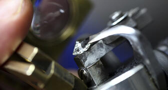 Diamond traders and manufacturers are looking to the United States to continue to support global demand for diamonds in 2017 as trading in other markets remains subdued. 2016-De-Beers-cutting.jpg