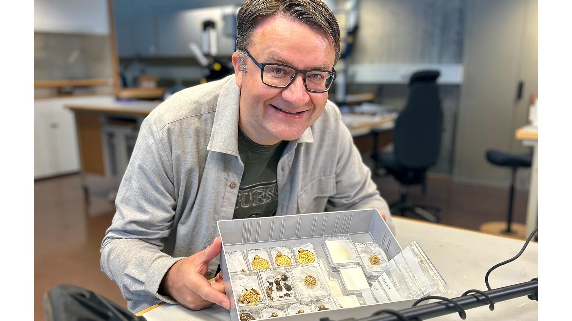 Erlend Bore discovers ancient jewelry