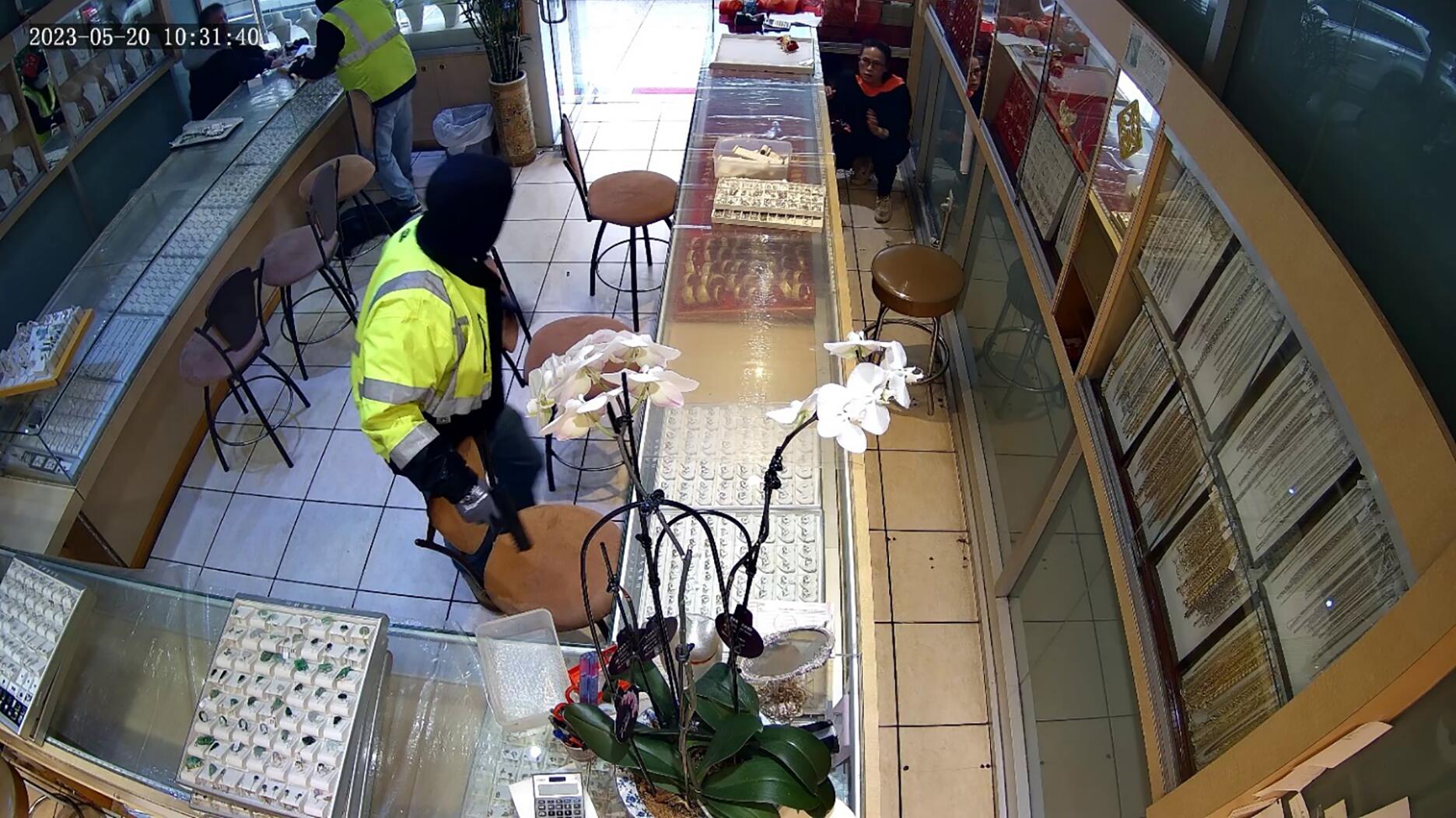 Surveillance footage of NYC jewelry store robbery