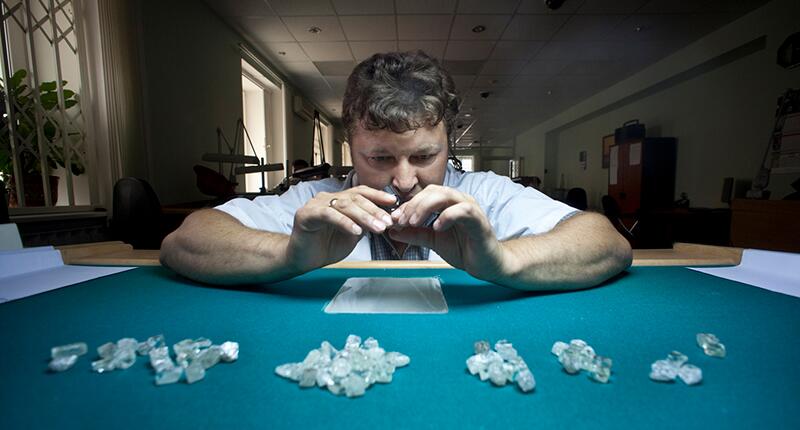 2020_Alrosa_diamond_sorting.jpg