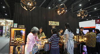 The 61st Bangkok Gems and Jewelry Fair was held from Feb. 21 to 25 under the theme “Heritage & Craftsmanship.” 20180228_BKK-show.jpg